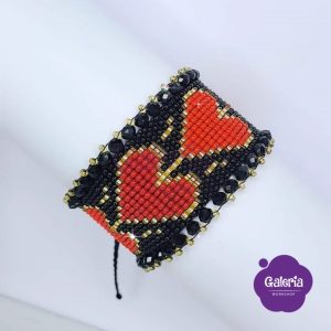 Pulsera corazones tejida en mostacilla 16