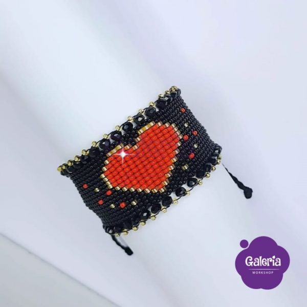 Pulsera corazon tejida en mostacilla 23